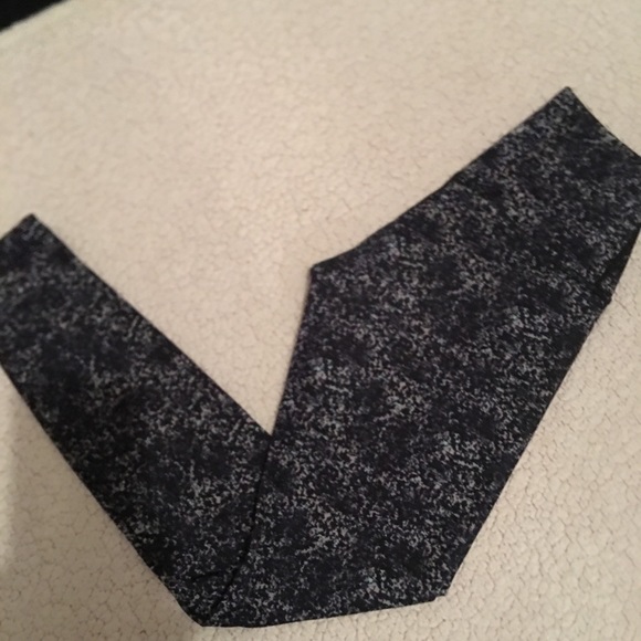 (SOLD)Lululemon Leggings - Picture 2 of 7